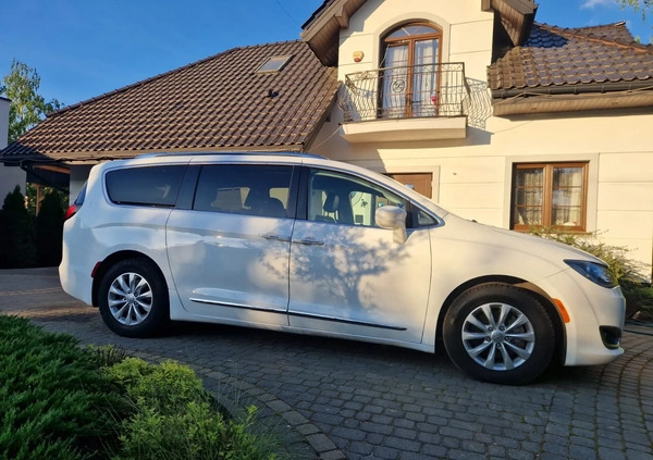 Chrysler Pacifica cena 114900 przebieg: 146000, rok produkcji 2018 z Otwock małe 704